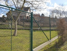 Montáž čtyřhranného pletiva a podhrabových desek – Chrást Montáž čtyřhranného pletiva a podhrabových desek – Chrást